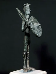 Sardinsk nuragisk kultur (nuragher): bronsestatue av krigeren fra Teti fra Arcosu-fjellene. 8.-7. århundre f.Kr. Mål: 24 cm. Cagliari, Det nasjonale arkeologiske museet, Sardinia, Italia