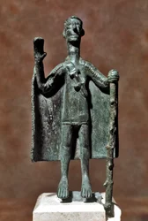 Sardinsk nuragisk kultur (nuraghi): bronsestatuett av en reisende som holder en stav og er dekket av en kappe. 8.-7. århundre f.Kr. Cagliari, Museo Nazionale Archeologico, Sardinia, Italia