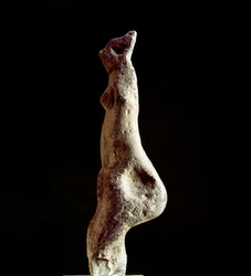 Sardinsk nuragisk kultur (nuragher): kalksteinsstatuett av en steatopyg Venus (formen på den nedre delen av ryggen) (Venus fra Macomer), fra Macomer nær Nuoro. Datert til den førnuragiske perioden (25.-18. århundre f.Kr.), eneolitikum. Cagliari, Det