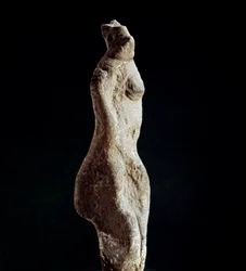 Sardinsk nuragisk kultur (nuraghi): kalksteinsstatuett av en steatopygisk Venus (formen på korsryggen) (Venus fra Macomer), fra Macomer nær Nuoro. Datert til den førnuragiske perioden (25.-18. århundre f.Kr.), eneolitikum. Cagliari, Museo Nazionale