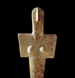 Sardinsk nuragisk kultur (nuraghi): kalksteinsstatuett av modergudinnen, idol av kykladisk type, fra Senorbì (Trexenta-regionen), datert til den førnuragiske perioden (20. århundre f.Kr.), eneolitikum. Mål: 42 cm. Cagliari, Museo Nazionale Archeologico