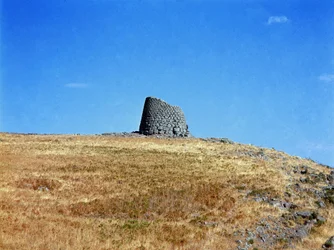 Nuragisk kultur (nuraghi) Sardinsk: ruinene av den nuragiske byen på det megalittiske stedet Macomer: et av de nuragiske tårnene. Macomer, Sardinia, Italia