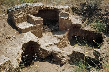 Nuragisk kultur (nuraghi) Sardinsk: ruinene av den førnuragiske byen på det megalittiske området Anghelu Ruju: det sentrale tårnet. 20. århundre f.Kr. Alghero, Sardinia, Italia