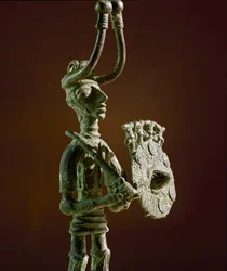 Sardinsk nuragisk kultur (nuragher): statuett av en kriger med skjold og bronsesverd. 8.-7. århundre f.Kr. Cagliari, Det nasjonale arkeologiske museet, Sardinia, Italia