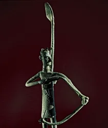 Nuragisk kultur (nuragher), Sardinia: statuett av en kriger som spenner en bronsebue. 8.-7. århundre f.Kr. Cagliari, Museo Nazionale Archeologico, Sardinia, Italia