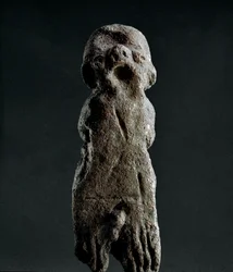 Nuragisk kultur (nuragher), sardisk: votivstatuett i terrakotta fra tempelet i Abini. Datert til den førnuragiske perioden (25.-18. århundre f.Kr.), kobberalderen. Cagliari, Det nasjonale arkeologiske museet, Sardinia, Italia