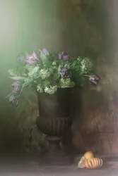 Stemningsfullt stilleben med tulipaner