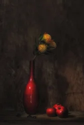 Blomsterstilleben med rød vase