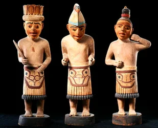 Tre sjamanfigurer (malt terrakotta)