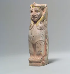 Møbelstøtte: kvinnelig sfinx med krøller i Hathor-stil, ca. 1700-tallet f.Kr. (flodhest elfenben, gullfolie)