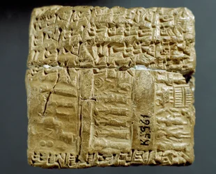 Assyrisk sivilisasjon: gravert boks med kileskriftfigurer om produksjon av to sølvgruver. Istanbul, arkeologisk museum