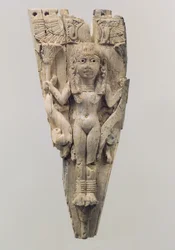 Hestefrontlet skåret i relieff med en kvinneskikkelse flankert av løver, ca. 9.–8. århundre f.Kr. (elfenben)