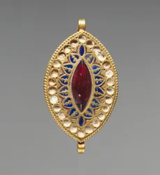 Mandelformet anheng, 400-600 (gull, lapis lazuli, granat og glass)