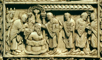 Karolingisk kunst: detalj: dåpen til Klodvig I (466-511) i nærvær av dronning Klotilde 25/12/498. 9. århundre. Amiens, Picardie-museet.