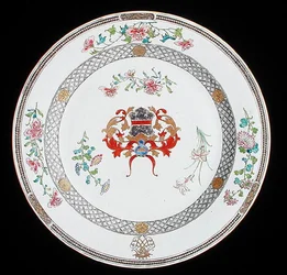 En famille rose våpenlader med armene til Leonrodt av Østerrike, ca. 1730 (porselen)
