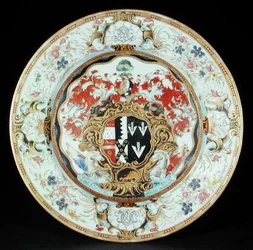 Middagstallerken malt i famille rose-emaljer i rokokkostil med armene til Leake Okeover Esq., Kangxi-perioden (1662-1722) (porselen)