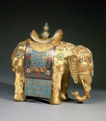 Figur av en elefant, med emaljefester og koraller og turkise cabochons, sadelduk dekorert med buddhistiske emblemer, Chien Lung Period, ca. 1780 (forgylt bronse, emalje, koraller og turkis)