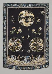 Hengende, ca. 1750-1800 (Silke med broderi (satengsøm), naturlig og syntetiske fargestoffer)