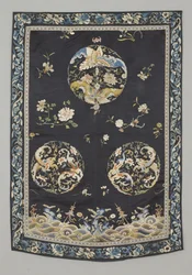 Hengende, ca. 1750-1800 (Silke med broderi (satengsøm), naturlig og syntetiske fargestoffer)