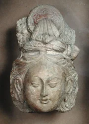 Hodet for en Bodhisattva med en forseggjort frisyre, fra Tumshuq (Xinjiang) 600-700-tallet (terrakotta)