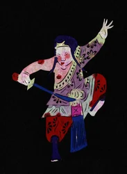 Mannlig figur som praktiserer kampsport med et sverd. Malt papirklipp eller «Jian Zhi», kinesisk folkekunst, Peking.