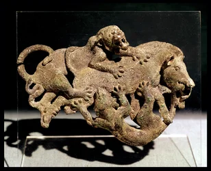 Prydplakett som viser et villsvin som sliter med to tigre, fra grav 3 ved Shih-chai-shan, Yunnan-provinsen, vestlige Han-dynastiet, 2.-1. århundre f.Kr. (bronse)