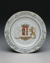 Tallerken med våpenskjold, ca. 1740 (porselen med farget og grisaille-emaljer)