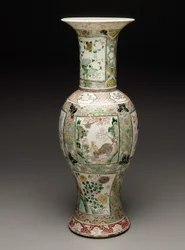 Vase, ca. 1700 (porselen og emalje)