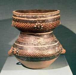 Vase med sammentrukket midje, fra Lanzhou, Gansu, sent 3. årtusen f.Kr. (leire)