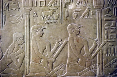 Det gamle Egypt, Relieff/utskjæring, Merereukas grav, Mastaba of Merereuka, 6. dynastiet, Saqqara, landsbyens eldste tvunget til å innrømme sine feilaktige selvangivelser til funksjonærer (bilde)