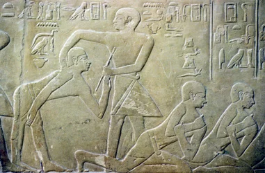 Det gamle Egypt, Relieff, Landsbyens eldste tvunget til å innrømme sine feilaktige skattemeldinger til kontorister, Merereukas grav, 6. dyn (bilde)
