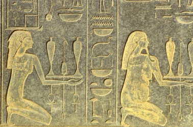Oldtidens Egypt, veggmaleri/utskjæring, Nilguder kneler med brett med offergaver, svart granitt, Karnak-tempelet, Luxor
