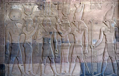 Det gamle Egypt, veggmaling/utskjæring, Ptolemaios XIII presenteres for Horus, Sebek og Horus-tempelet, Kom Ombo (bilde)