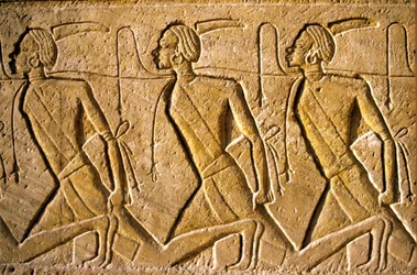 Det gamle Egypt, veggmaleri/utskjæring, rekke med fanger som representerer det kushittiske folket, avbildet som afrikanere, som har blitt beseiret av Ramses II, Ramses II-tempelet, Abu Simbel