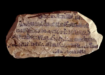 Kunst fra oldtidens Egypt: ostrakon (eller ostracon) (flertall: ostraca eller ostraka), hieratisk (keramikkskår der hellige ting er skrevet). Det nye riket i Egypt. Paris, Musée du Louvre