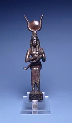 E.122-1954 Iris Nursing Horus (forfra) egyptisk, 715-525 BC (kobberlegering) (se også 89138)