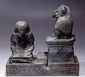 Egyptiske antikviteter: Skriveren Nebmertouf og apen Thot, skriftens gud og skrivernes skytshelgen. Skulptur i skifer. Amenhotep IIIs regjeringstid (1391-1353)