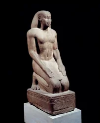 Egyptisk oldtid: Statue av Nakhthorheb, yppersteprest. Skulptur i kvartsitt omkring 590. 26. dynasti, Psammetikos