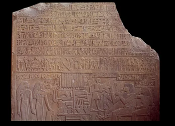 Egyptisk antikvitet: begravelsesstele dekket med en inskripsjon på kodespråk i form av hieroglyfer. Paris, Louvre-museet