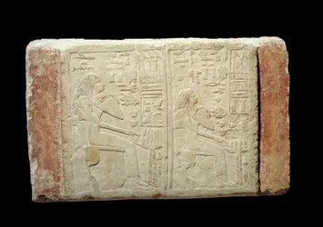 Egyptisk antikvitet: begravelsesstele i kalkstein av Waten- og Ousernebnet-damene. Thinittperiode (ca. 3100-2700 f.Kr.) 2. dynasti fra Memphis. Paris Louvre-museet