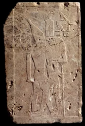 Egyptisk antikvitet: kalksteinrelieff som viser kong Qahedjet (Kahedjet) omfavner av guden Horus. Gammelt imperium. Slutten av det 3. dynasti. 2700-2620 f.Kr. Paris, Louvre-museet