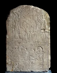 Egyptisk antikvitet: kalksteinstele i navnet til kong Anyas skiltdør. I hengeren tilbyr farao Ramses II røkelse til sin egen kolossale guddommelige statue. Regne av Ramses II (1279-1213 f.Kr.). Fra Saqqara serapeum. Søn 0,44x0,3 m Paris, musee du Louvre