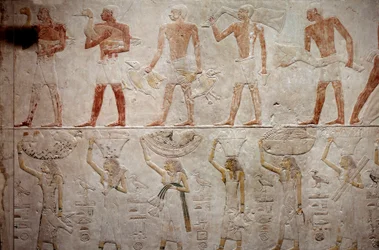 Egyptisk antikvitet: menn som bærer ender. Kalksteinsrelieff fra kapellet i Mastaba av Akhethetep i Saqqara. 5. dynasti (rundt 2500-2350 f.Kr.) 2300 f.Kr. Paris, Louvre-museet