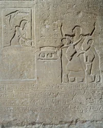 Egyptisk antikvitet: relieff i kalkstein fra Hormin: Sethi I deler ut tapperhetskragene som en belønning for sitt mot til Hormin, leder av kongens harem. 19. dynasti (1295-1186 f.Kr.). Paris Louvre-museet