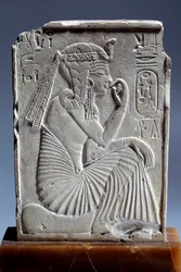 Egyptisk antikvitet: liten kalksteinstele av Ramses II: barnekongen sitter på horisontens tegn. 19. dynasti (ca. 1295-1186). Paris, Louvre-museet
