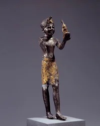 Egyptisk antikvitet: statuett av kongen (Sethi I?) som ofret Maat. Sølv og gull skulptur. Regne av Sethi (1294-1279 f.Kr.). Dim. 19 cm. Paris, Louvre-museet