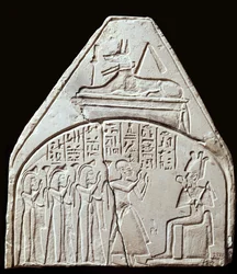 Egyptisk antikvitet: stelefragment som representerer tilbedelsen av guden Osiris. Over den representerer Anubis. Paris, Louvre-museet