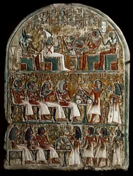 Egyptisk antikvitet: stele av Irynefer, på toppen gudene Osiris og Anubis vendt mot Amenophis I og Ahmes Nefertari diviniser; i Irynefer sentrum gir kona Mehytkhaty og datteren deres Hathor begravelsesofferet til foreldrene sine, nederst Hathor voksen
