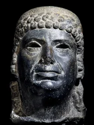 Hode av Kleopatra III, basaltskulptur. Egyptisk sivilisasjon, ptolemeisk periode, 2. århundre f.Kr.