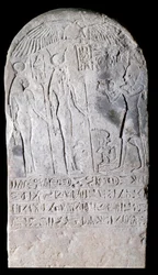 Stele av kalkstein som representerer en scene med ofringer dekket med hieroglyfer. Regne d'Osorkon I (924-889 f.Kr.). 22. dynasti Paris, Louvre-museet
